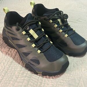 NEW Men’s Merrell shoes.